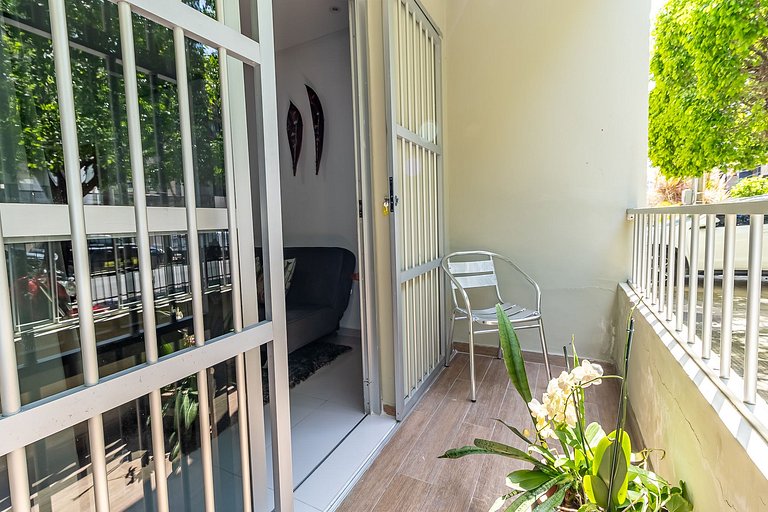 Apartamento com varanda a 30 metros da praia