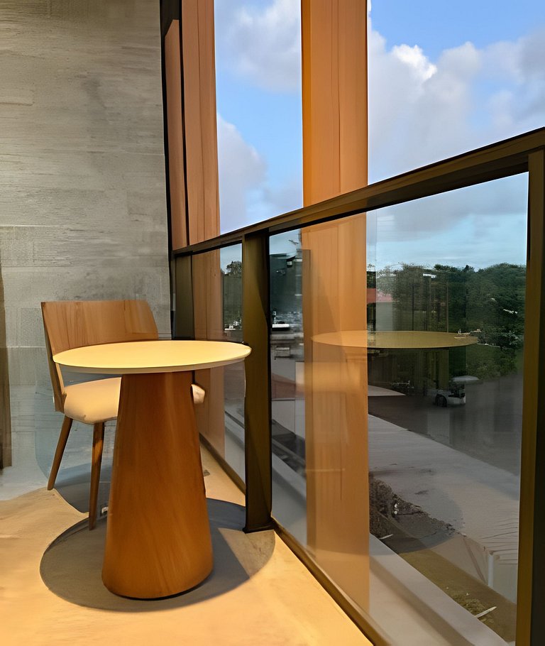 Beira-mar com varanda e recepção 24h- Pajuçara