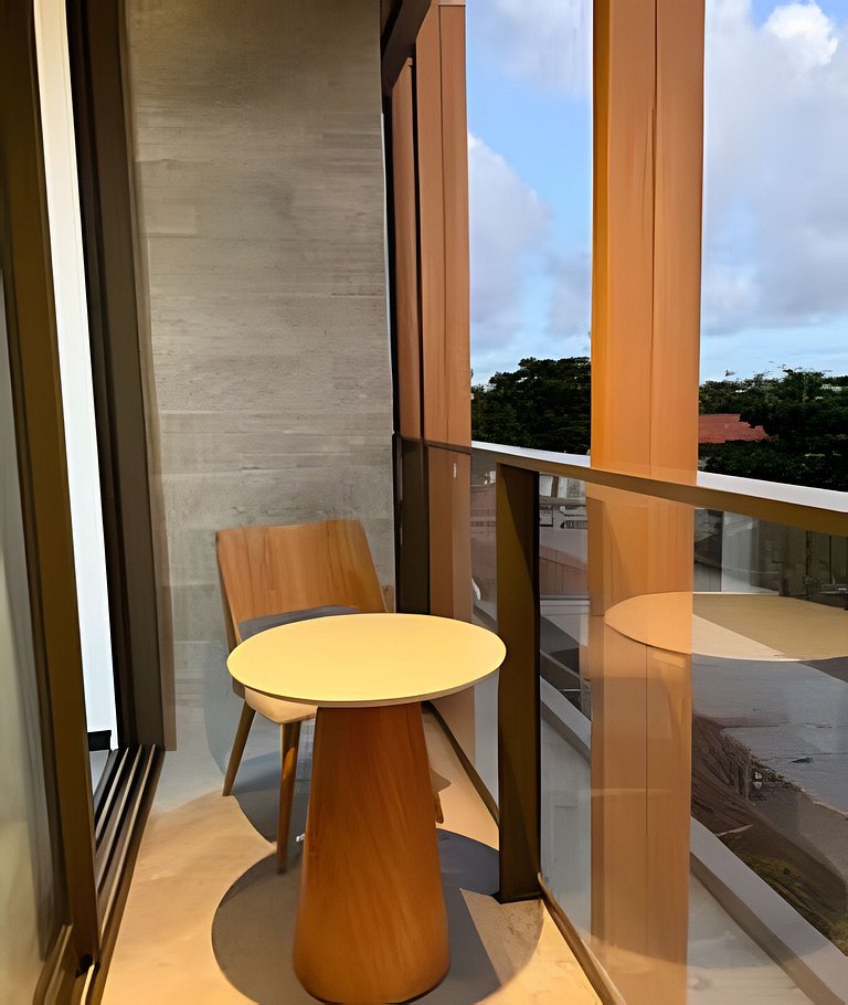 Beira-mar com varanda e recepção 24h- Pajuçara