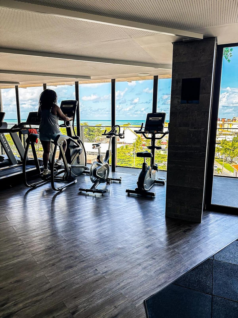 Beira-mar com varanda e recepção 24h- Pajuçara